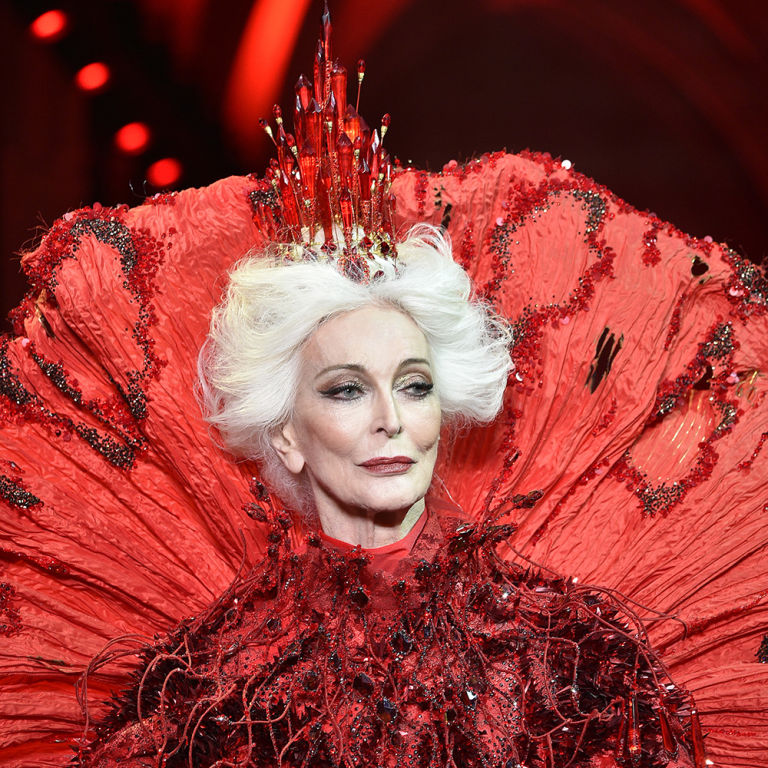 A indústria da moda está cada vez mais de olho nas modelos mais velha, hoje a mulher madura está na moda. Parabéns para Guo Pei que teve a sensibilidade escolher Carmen Dell'Orefica, 85 anos para fechar seu desfile de alta-costura em Paris.