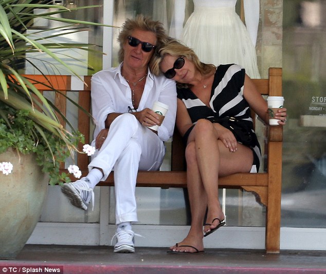 rod-stewart-fez-72-anos-e-continua-sexy