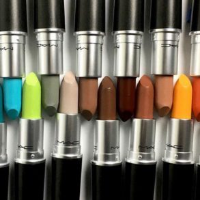 a-mac-vai-lancar-28-batons-fluorescentes