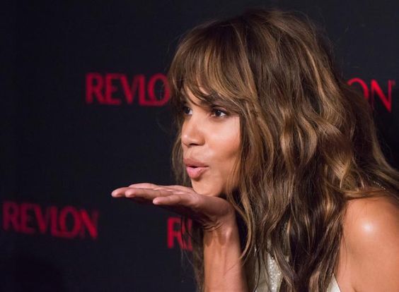 halle-berry-50-anos-corte-de-cabelo