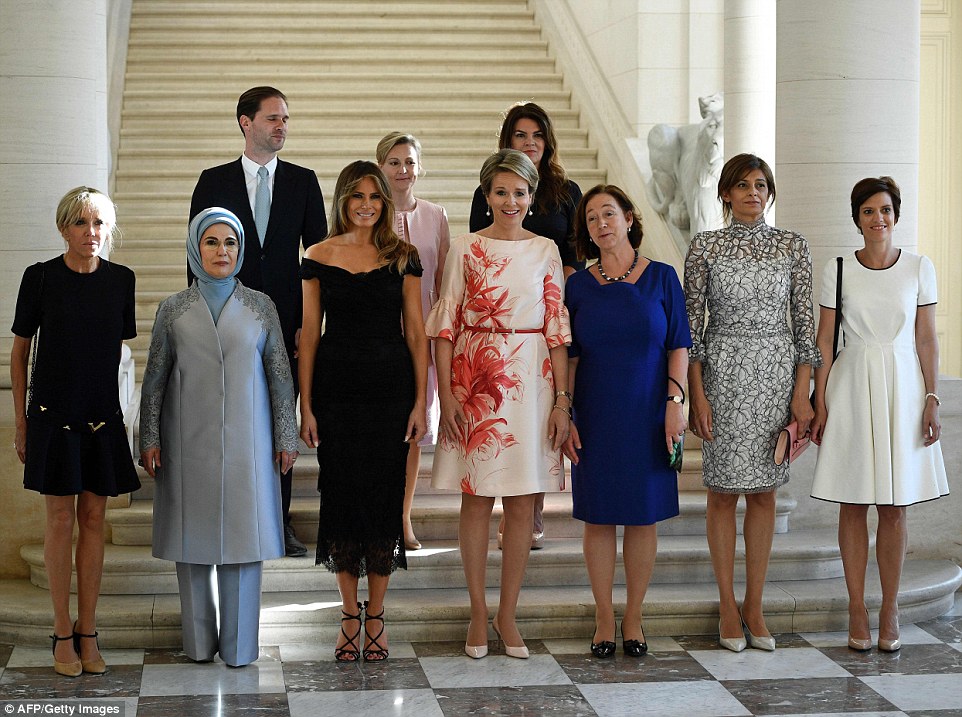 https://www.janeisatomas.com.br/wp-content/uploads/2017/05/40CA861400000578-4546046-At_the_palace_Melania_posed_for_photos_with_front_row_from_L_to_-a-10_1496083476262.jpg