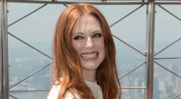 julianne-moore-56-anos-faz-campana-de-lingerie-para-triumph