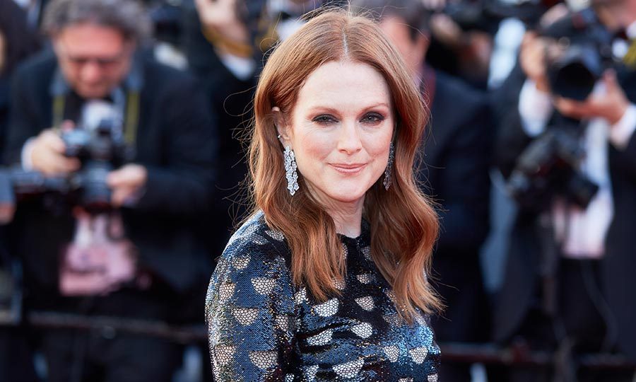 julianne-moore-56-anos-faz-campana-de-lingerie-para-triumph