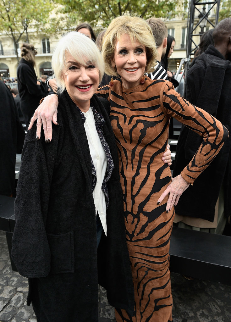 jane-fonda-e-helen-mirren-brilharam-na-passarela-da-paris-fashion-week