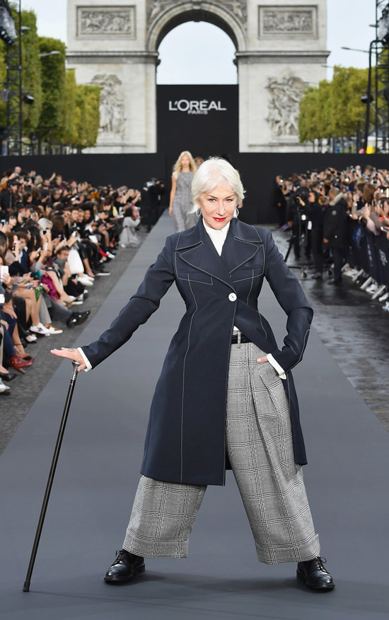 jane-fonda-e-helen-mirren-brilharam-na-passarela-da-paris-fashion-week