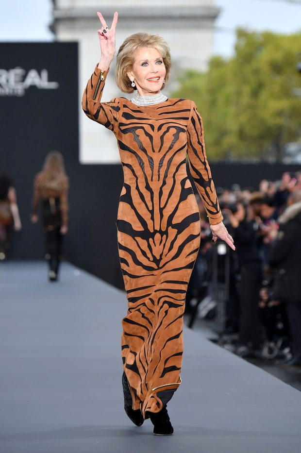 jane-fonda-e-helen-mirren-brilharam-na-passarela-da-paris-fashion-week