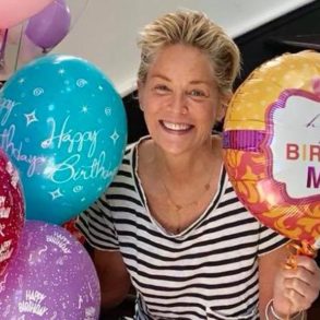 sharon-stone-comemora-60-anos-na-praia-de-biquini