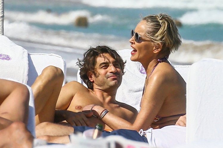 sharon-stone-comemora-60-anos-na-praia-de-biquini